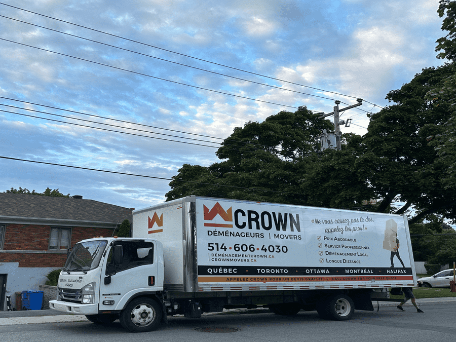 camion de déménagement crown en circulation